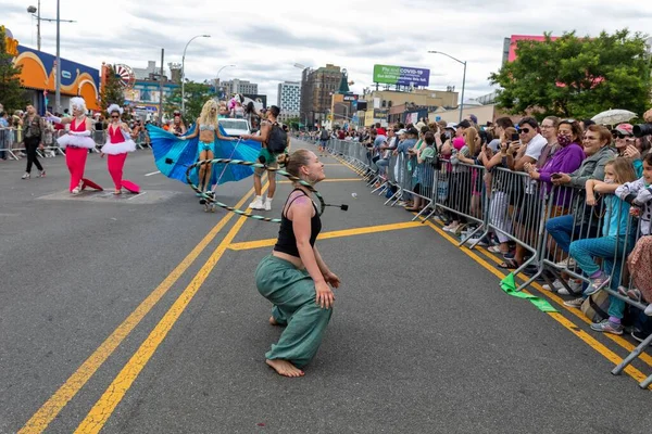 Bulutlu bir sabahta ünlü Coney Adası Denizkızı Geçidi