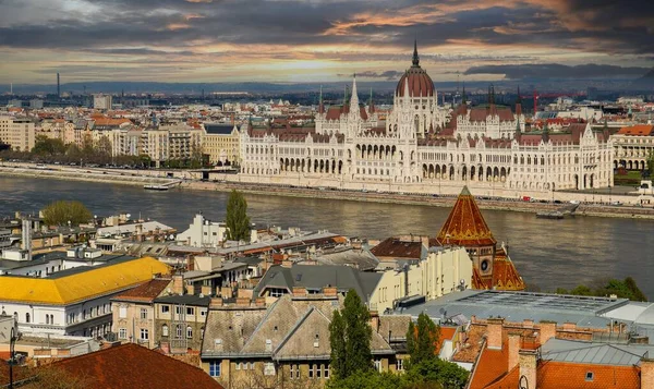 Uma Vista Aérea Paisagem Urbana Budapeste Cercada Por Edifícios Água — Fotografia de Stock