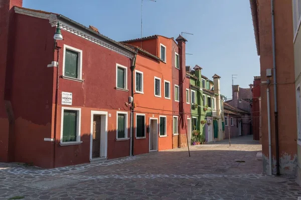 昼間のイタリアのヴェネツィアの街に沿って多くの美しいカラフルな建物 — ストック写真