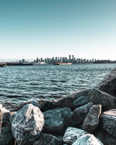 Uma Vista Vertical Distante Centro Vancouver Com Água Pedras Enormes — Fotografia de Stock