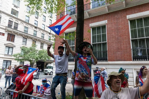 Stora Folkmassorna Manhattans Gator Firar Puerto Ricas Parad — Stockfoto