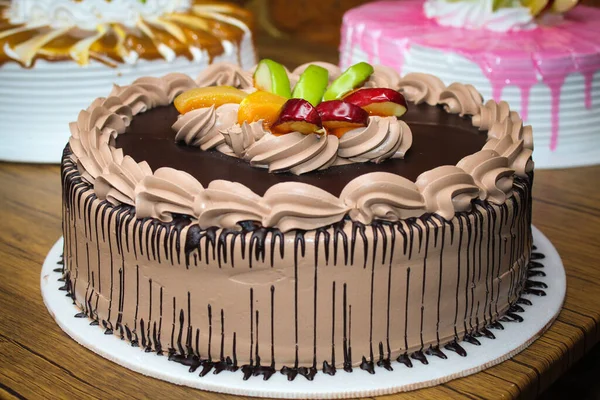 Een Close Shot Van Chocolade Cake Belegd Met Gesneden Vruchten — Stockfoto