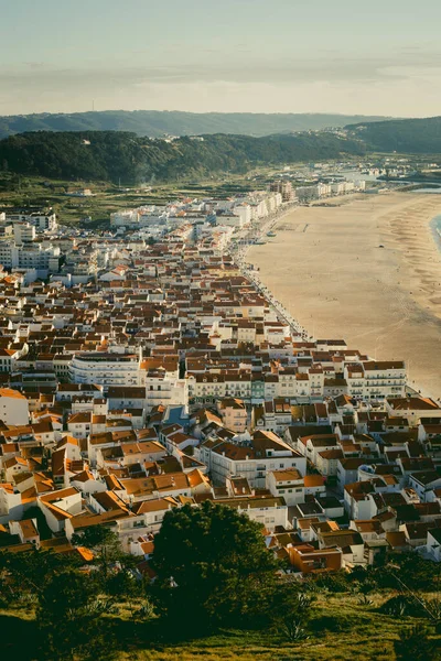 Ένα Κάθετο Drone Shot Μιας Πόλης Δίπλα Μια Παραλία — Φωτογραφία Αρχείου