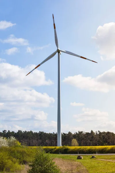 Větrný Mlýn Zelenou Elektřinu Poli Pěkného Počasí Lehkými Mraky Větrem — Stock fotografie