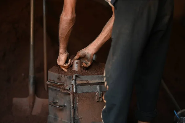 Tiro Perto Nas Costas Homem Trabalhador Fazer Seu Trabalho Construções — Fotografia de Stock