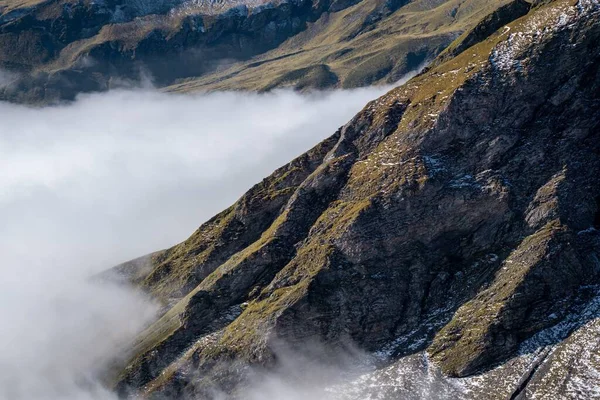 Ein Faszinierender Blick Auf Berge Über Wolken — Stockfoto