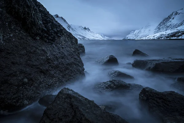 Vacker Bild Snöiga Klippor Ersfjorden Nära Kvaloya Norge Molnigt Väder — Stockfoto