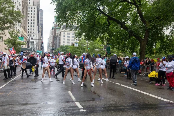 Aufgeregte Tänzerinnen Weißen Outfits Bei Der Puerto Rican Day Parade — Stockfoto