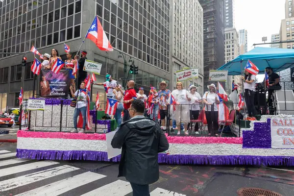 Aufgeregte Menschen Feiern Die Parade Zum Tag Der Puerto Ricaner — Stockfoto