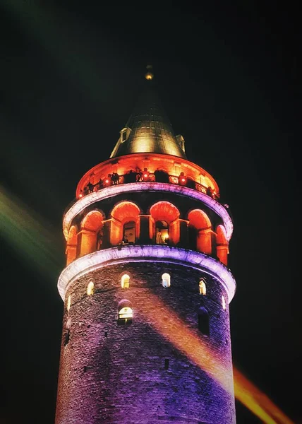Tiro Vertical Uma Torre Galata Com Luzes Acesas Istambul Turquia — Fotografia de Stock