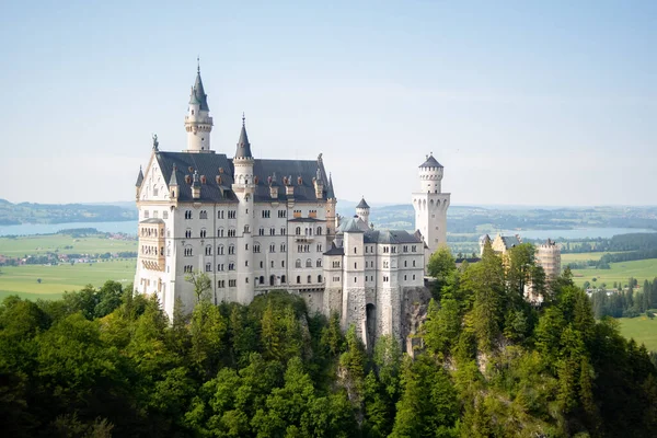 Kasteel Neuschwanstein Omgeven Door Weelderige Groene Bomen Duitsland Met Een — Stockfoto