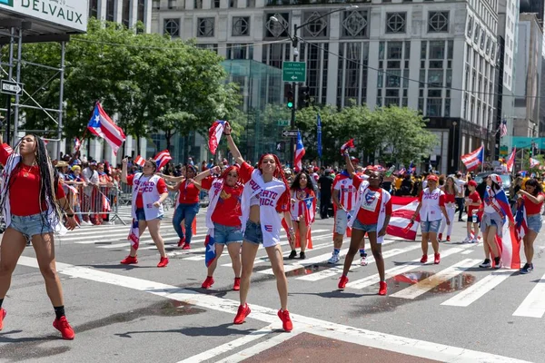 Porto Riko Günü Geçit Töreni 'ni New York City sokaklarında kutlayan kalabalık.