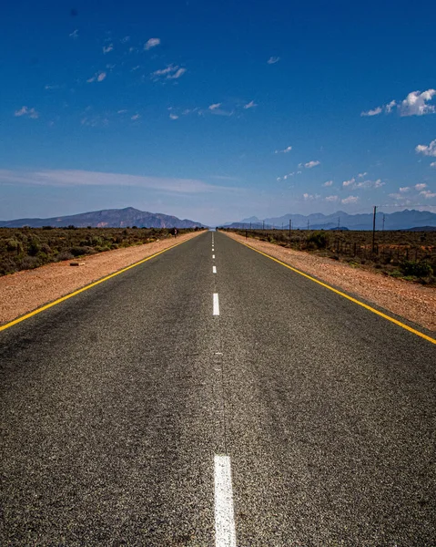 Een Verticaal Shot Van Een Lege Weg Een Zonnige Dag — Stockfoto