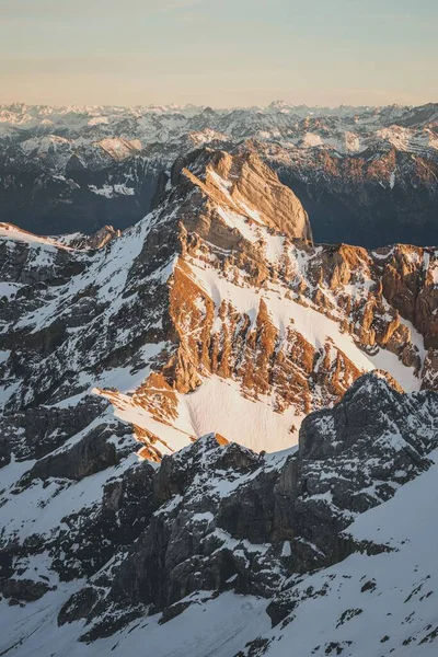 Eine Vertikale Aufnahme Von Schneebedeckten Bergen Unter Blauem Himmel — Stockfoto