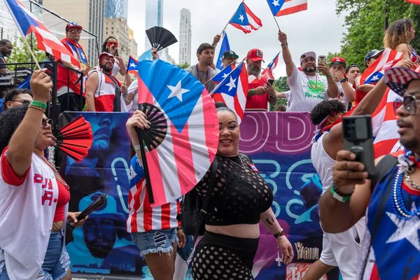 Manhattan sokaklarındaki kalabalık Porto Riko Günü Geçidi 'ni kutluyor.