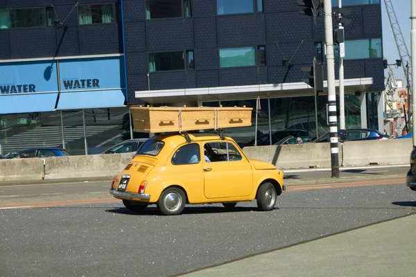 Sarı Bir Fiat 500 Bambino Çatıda Bir Tabut — Stok fotoğraf
