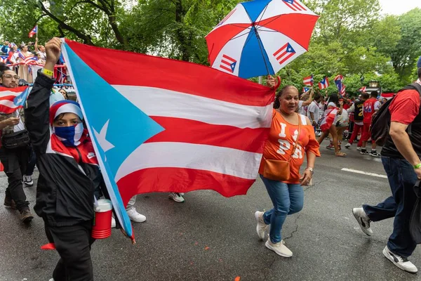 Manhattan sokaklarındaki kalabalık Porto Riko Günü Geçidi 'ni kutluyor.