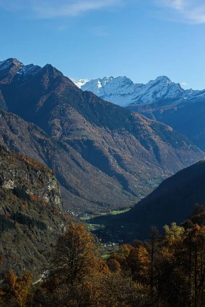 Mavi arkaplanlı dağların dikey görüntüsü