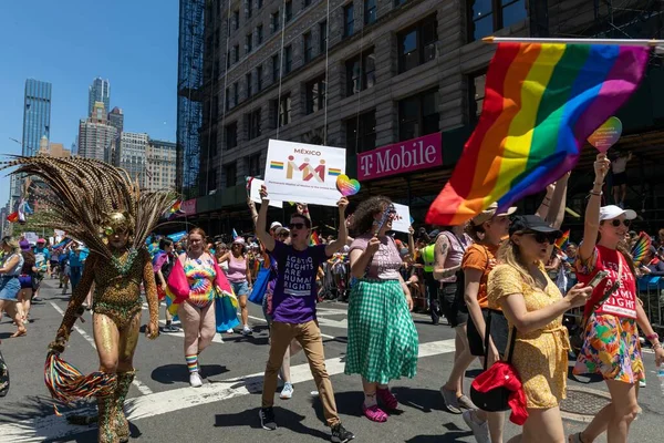 Gente Participa Marcha Del Orgullo Nueva York —  Fotos de Stock