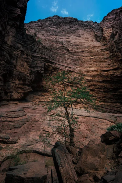 Une Belle Vue Sur Énormes Rochers Par Une Journée Ensoleillée — Photo