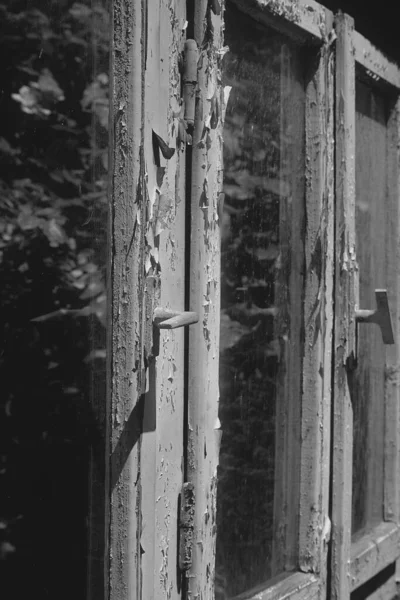 古い窓のモノクロショット — ストック写真