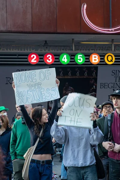 Una Vertical Dos Chicas Sosteniendo Cartel Cartón Incumbencia Barclays Center — Foto de Stock