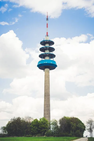 Телекоммуникационная Башня Фоне Облачного Неба — стоковое фото