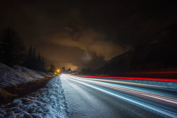 夜の高速道路の車の光の道 — ストック写真