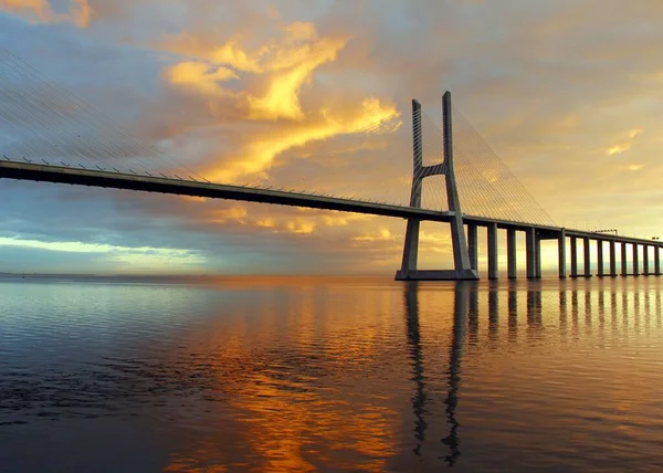 Eine Ruhige Landschaft Der Vasco Gama Brücke Während Des Sonnenuntergangs — Stockfoto