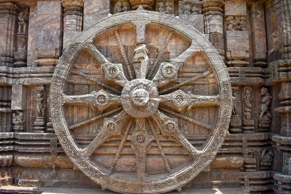 ユネスコの世界遺産の幾何学模様や彫刻された車輪 Konark Sun Templeは 太陽の文字盤として使用されています — ストック写真