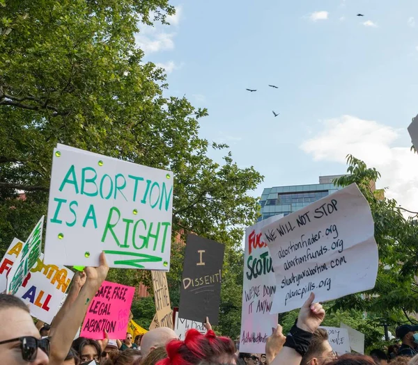 People Protest New York Supreme Court Overturns Roe Wade — Stock Photo, Image