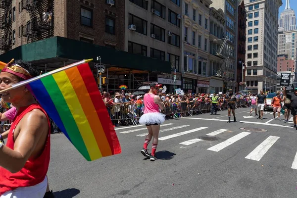 Vrolijke Mensen Wandelen Trotse Parade New York City Juni 2022 — Stockfoto