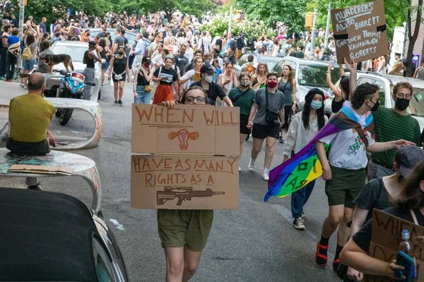 在Roe Wade被推翻后 一群持硬纸板标语的抗议者走向纽约Foley广场 — 图库照片