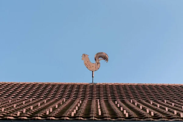Вид Петуха Крыше Фоне Неба — стоковое фото