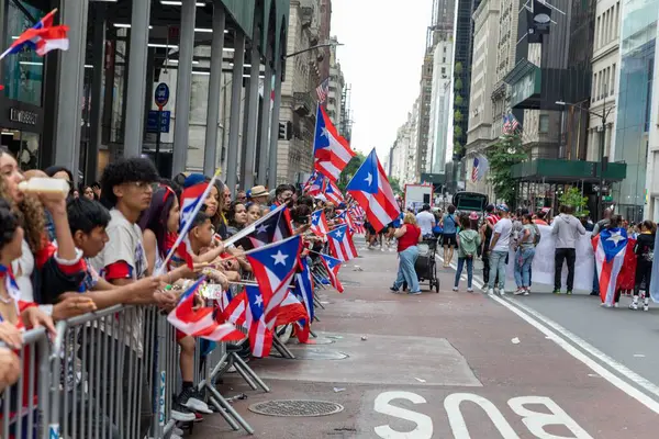 Grande Multidão Comemorando Desfile Dia Porto Rico 2022 Nas Ruas — Fotografia de Stock