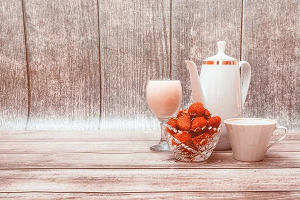 Vaas Met Rijpe Aardbeien Witte Theepot Mok Koffie Glas Met — Stockfoto
