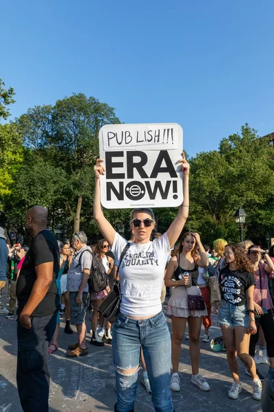 Manifestanti Marciano Washington Square Park Dopo Che Corte Suprema Rovesciato — Foto Stock