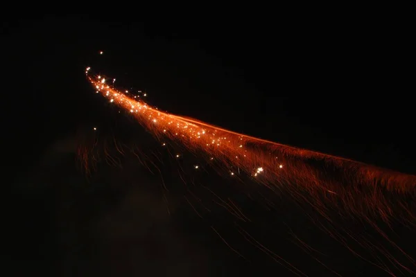 Egy Tűzijáték Világít Éjszakai Fekete Égen — Stock Fotó