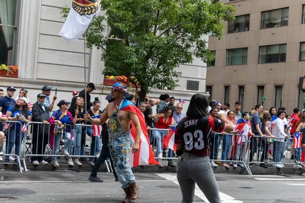 Manhattan sokaklarındaki kalabalık Porto Riko Günü Geçidi 'ni kutluyor.