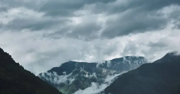 Talya Bulutlu Bir Günde Güzel Dağların Manzarası — Stok fotoğraf