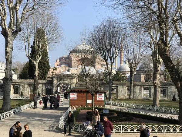 Türkiye Nin Stanbul Kentindeki Ayasofya Camisinin Önündeki Parkta Turistler — Stok fotoğraf