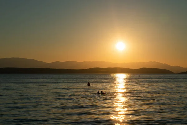 Uma Vista Panorâmica Vasto Oceano Durante Pôr Sol Brilhante Céu — Fotografia de Stock