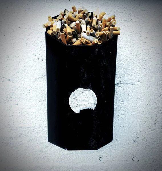 一堆香烟的特写镜头结束在一个黑影的盒子里 — 图库照片