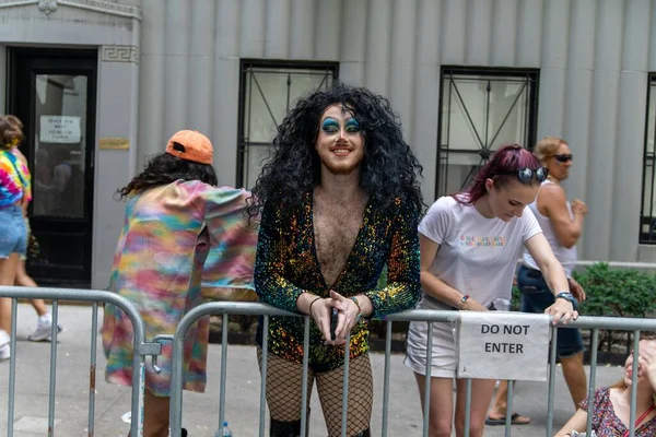 New York City, ABD 'de 2021 sayılı Onur Yürüyüşü' nü kutlayan insanlar