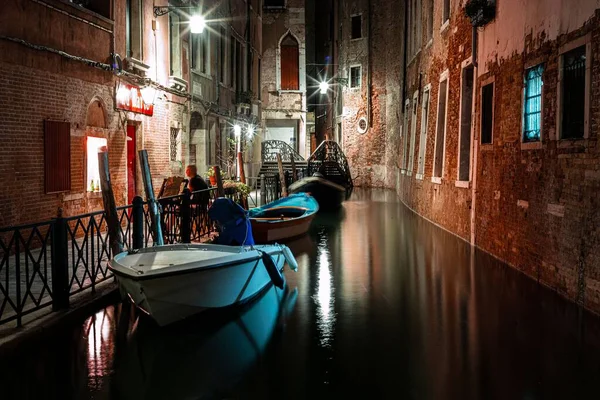 Een Prachtig Uitzicht Kano Het Kanaal Nachts Venetië Italië — Stockfoto