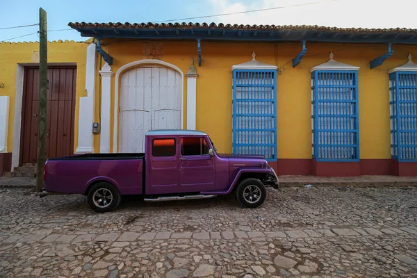 Gyönyörű Kilátás Nyílik Egy Parkoló Autóra Trinidad Utcáin Kék Alatt — Stock Fotó