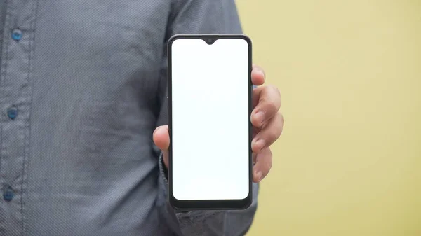 Zbliżenie Ręki Niosącej Telefon Komórkowy Białym Ekranem — Zdjęcie stockowe