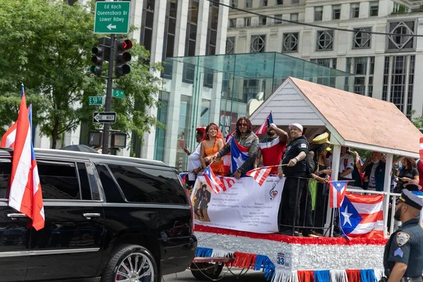 Porto Riko Günü Geçit Töreni 'ni New York City sokaklarında kutlayan kalabalık.