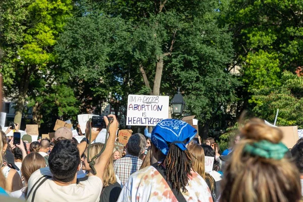 Washington Square Park, New York, 6-24-2022. Protestocular, Anayasa Mahkemesi 'nin Roe-Wade davasını geri çevirmesi üzerine ellerinde karton levhalar tutuyorlar.