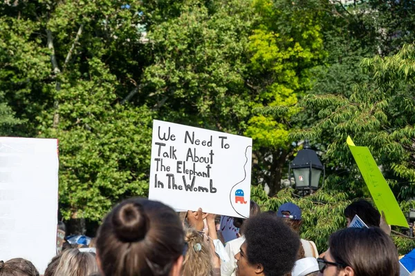 Washington Square Park 'ta yürüyüş yapan protestocular, Anayasa Mahkemesi' nin Roe v. Wade davasını bozmasının ardından...